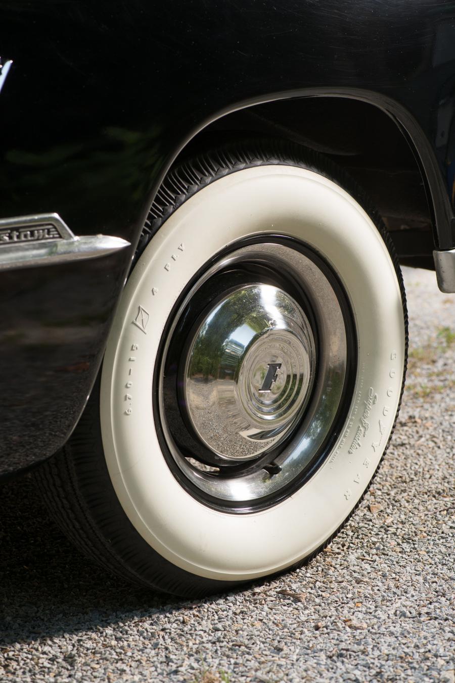  Ford Custom DeLuxe Convertible 1951 года  (фото 24 из 71)